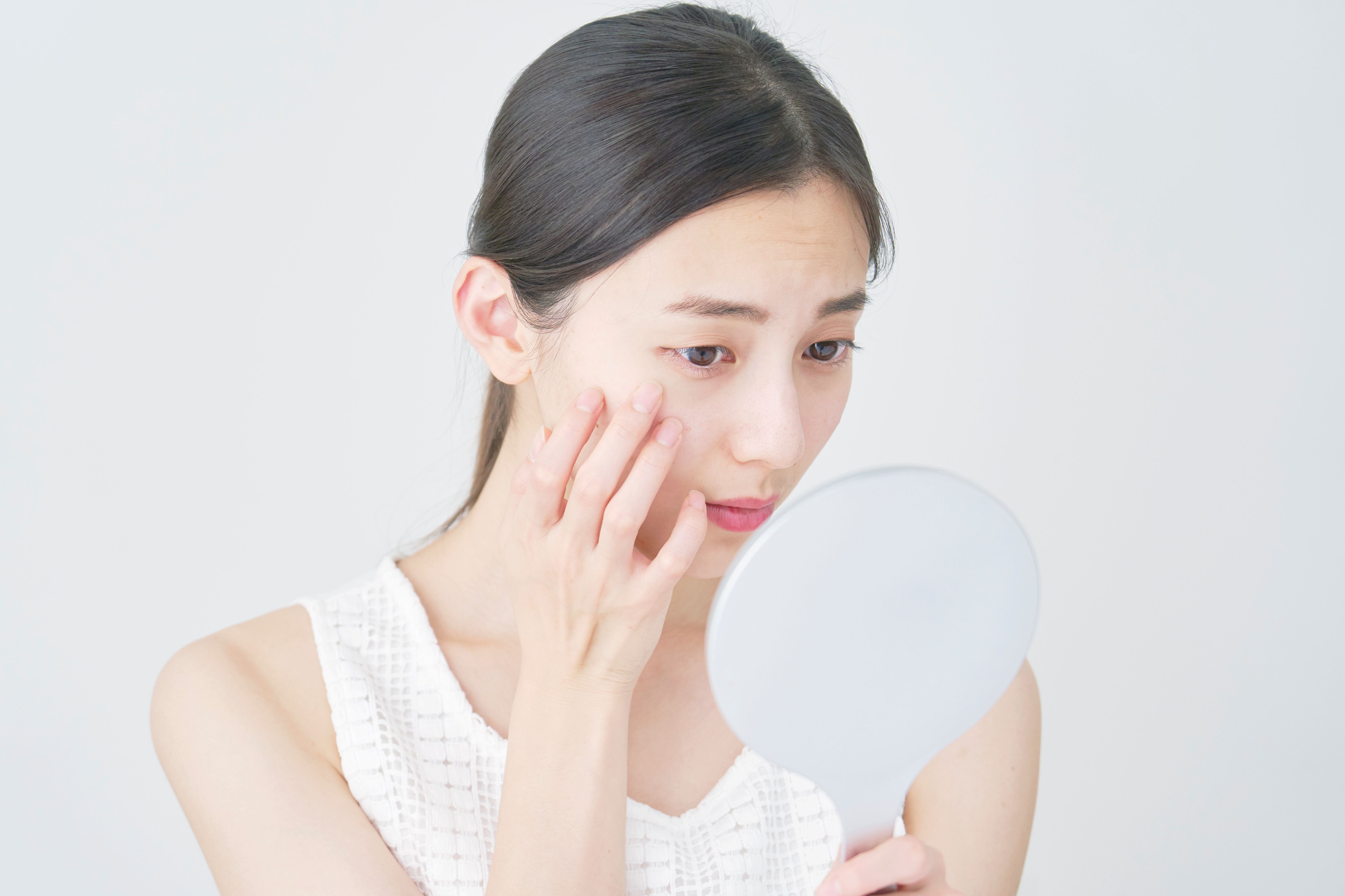 瞼のたるみを気にする女性