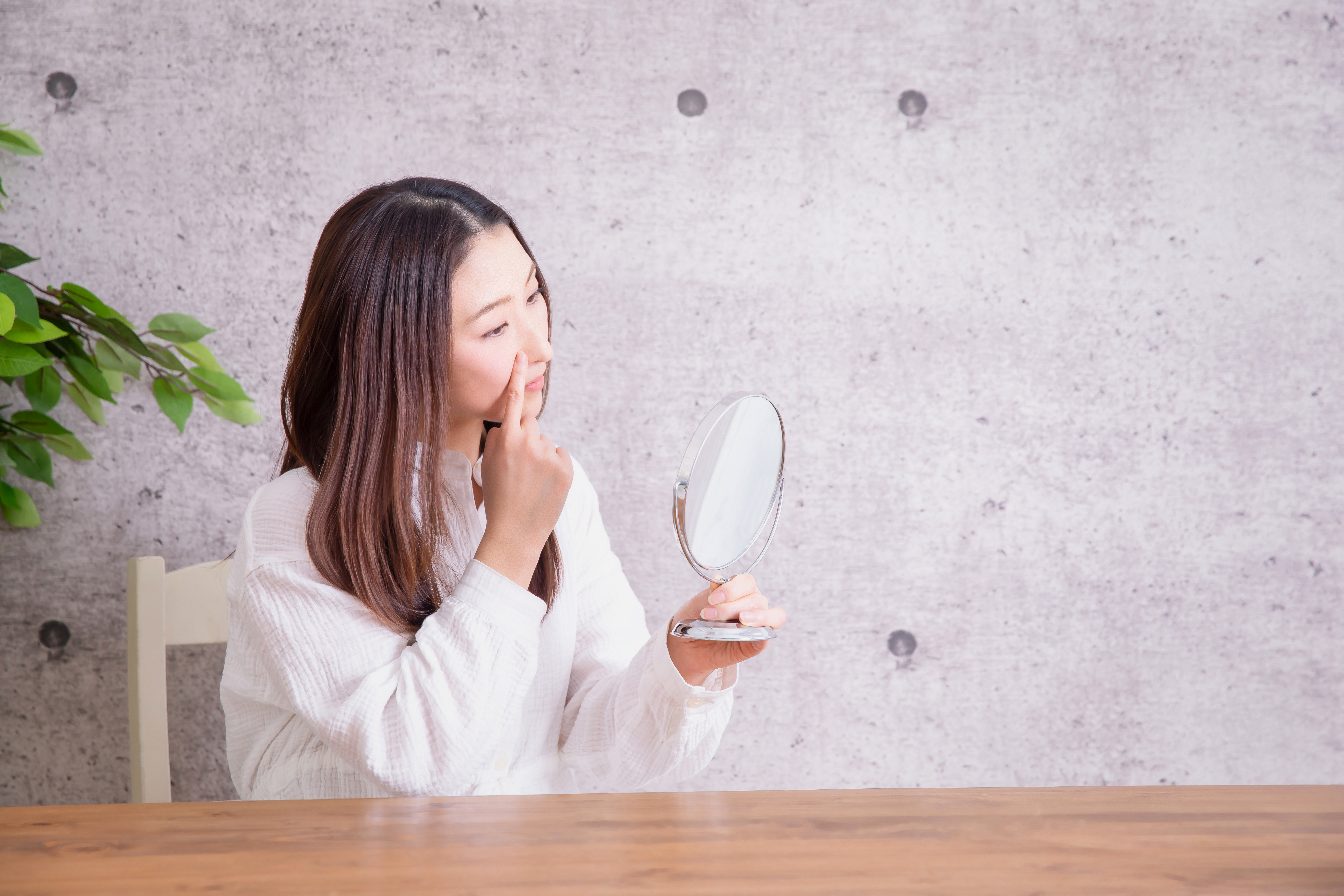 鼻の高さで悩む女性