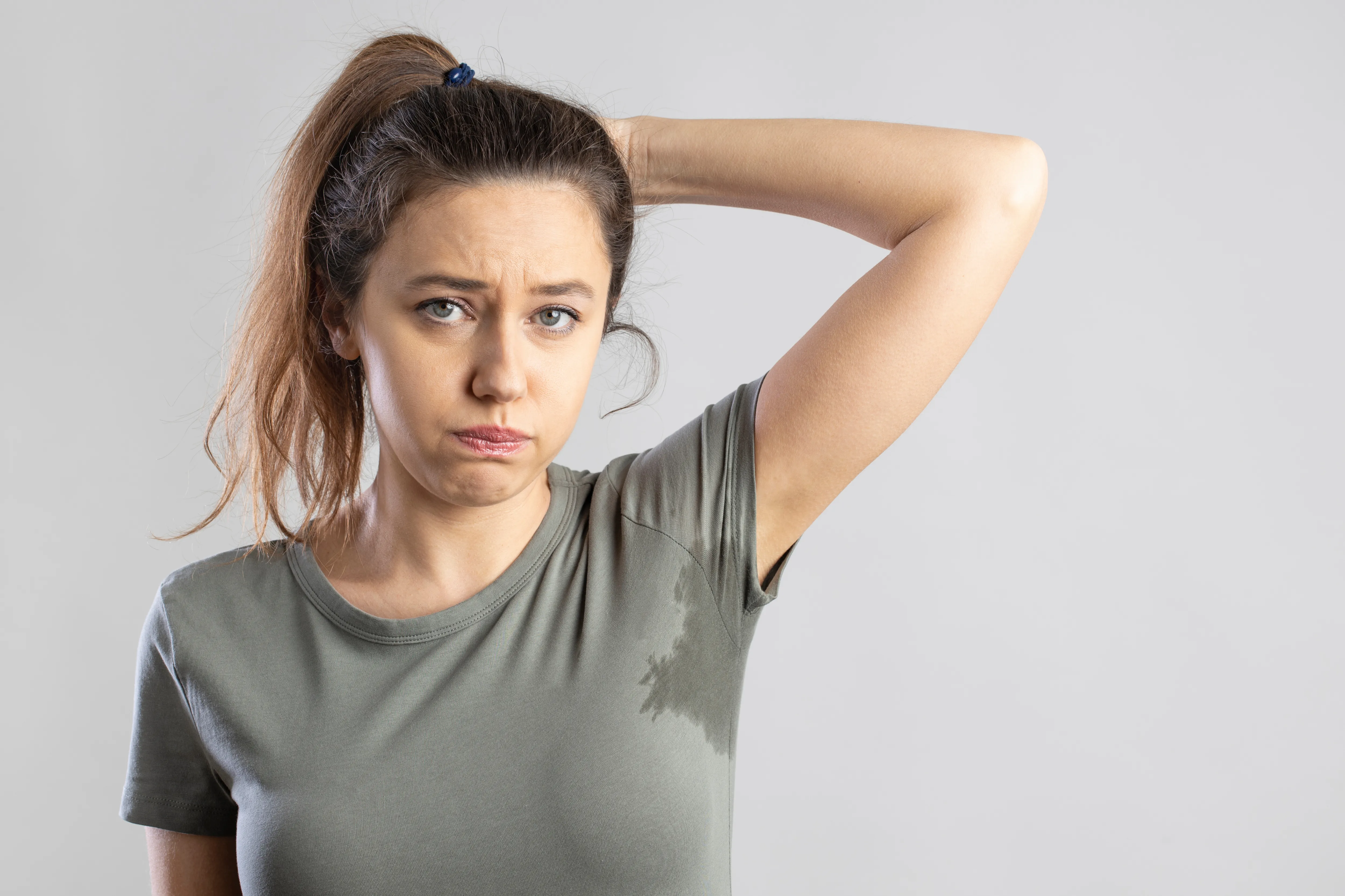 脇汗のシミを気にする女性